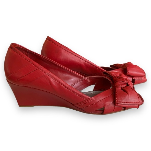 BCBG RED LEATHER PEEP TOE WEDGE SHOE WITH FRONT BOW. WOMEN’S SIZE 6 - Picture 2 of 5